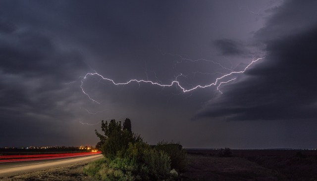 https://pixabay.com/de/blitz-gewitter-sturm-donner-nacht-378069/
