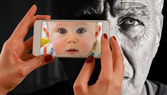 https://pixabay.com/de/smartphone-gesicht-mann-alt-baby-1790835/