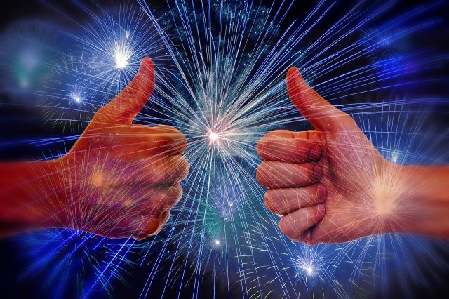 https://pixabay.com/de/feuerwerk-like-daumen-hoch-positiv-1638730/