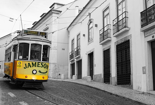 https://pixabay.com/de/stra%C3%9Fenbahn-gelb-lissabon-1489785/