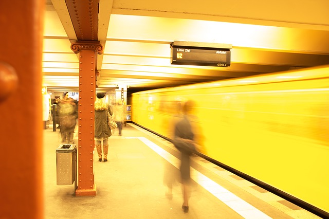 https://pixabay.com/de/u-bahn-bahnhof-metro-berlin-549079/