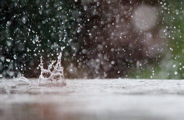 https://pixabay.com/de/wassertropfen-regen-tisch-regnen-909130/