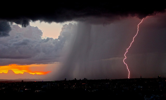 https://pixabay.com/de/blitz-blitzschlag-gewitter-wetter-801866/