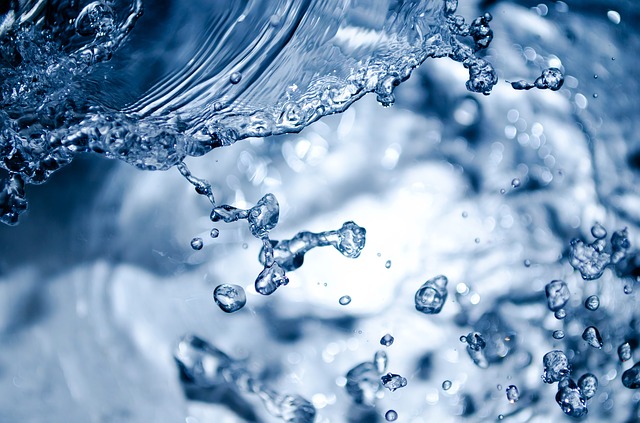 https://pixabay.com/de/plantschen-spritzen-aqua-wasser-275950/