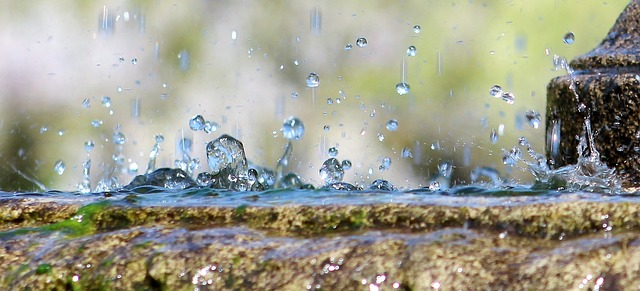 https://pixabay.com/de/wasser-brunnen-tropfen-regen-2630618/