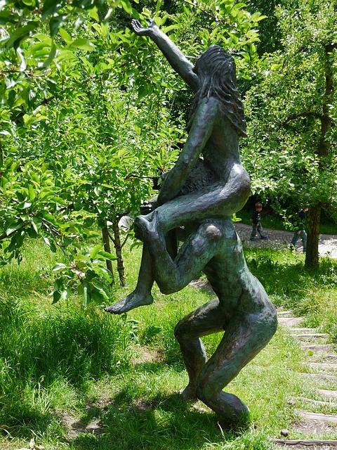 https://pixabay.com/de/bronzefigur-adam-und-eva-figuren-1427842/