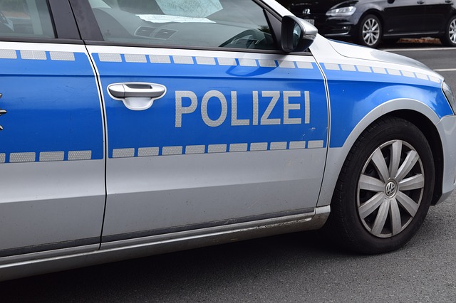 https://pixabay.com/de/polizei-polizeiauto-streifenwagen-1667146/