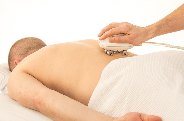 https://pixabay.com/de/r%C3%BCckenschmerzen-massage-entspannung-2402708/