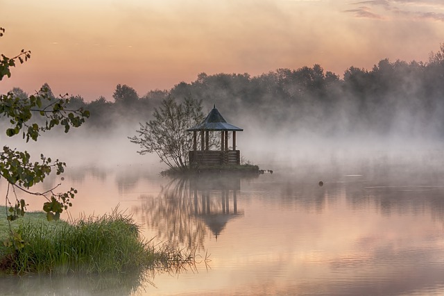 https://pixabay.com/de/lake-dawn-wasser-teich-ruhe-2043076/
