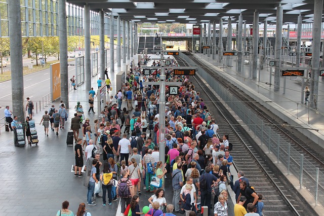 https://pixabay.com/de/menschengruppe-bahnhof-haltestelle-1645356/