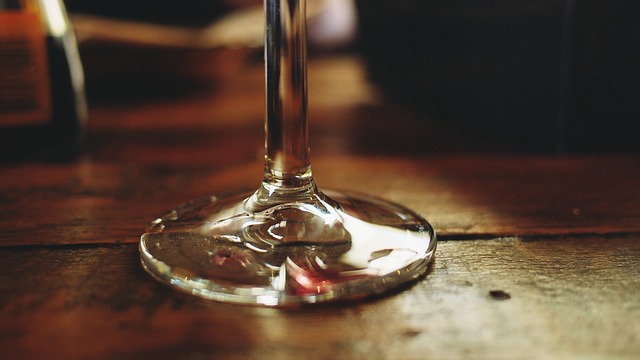 https://pixabay.com/de/bar-wein-glas-holz-tisch-alkohol-890376/