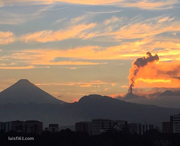 https://upload.wikimedia.org/wikipedia/commons/thumb/d/dd/161029-volcan-de-fuego-atardecer.jpg/591px-161029-volcan-de-fuego-atardecer.jpg