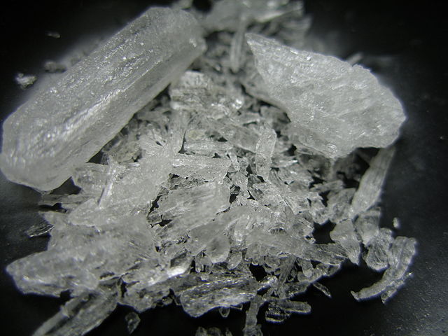 https://upload.wikimedia.org/wikipedia/commons/thumb/2/2d/Crystal_Meth.jpg/640px-Crystal_Meth.jpg