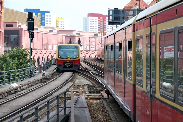 https://pixabay.com/de/berlin-bahn-s-bahn-br%C3%BCcke-s-bahn-1677674/