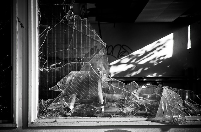 https://pixabay.com/de/lost-places-zerbrochen-fenster-glas-1930661/