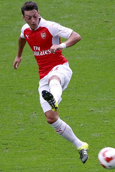 https://upload.wikimedia.org/wikipedia/commons/thumb/7/77/Mesut_%C3%96zil_2015.jpg/399px-Mesut_%C3%96zil_2015.jpg