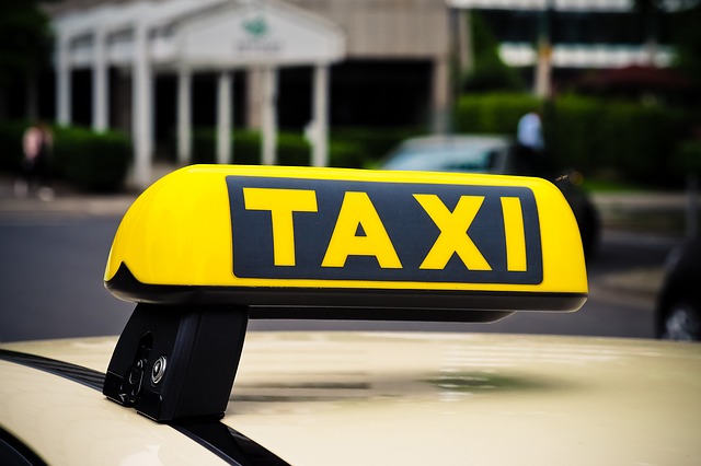 https://pixabay.com/de/taxi-schild-auto-3504010/
