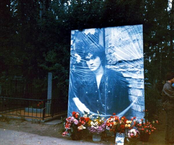 https://upload.wikimedia.org/wikipedia/commons/b/bf/Viktor_Tsoi_grave_1992_08.jpg
