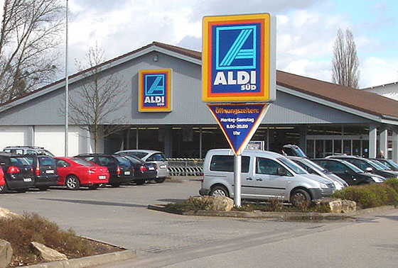 https://upload.wikimedia.org/wikipedia/commons/f/fd/Aldi_Zurmaiener_Stra%C3%9Fe.jpg
