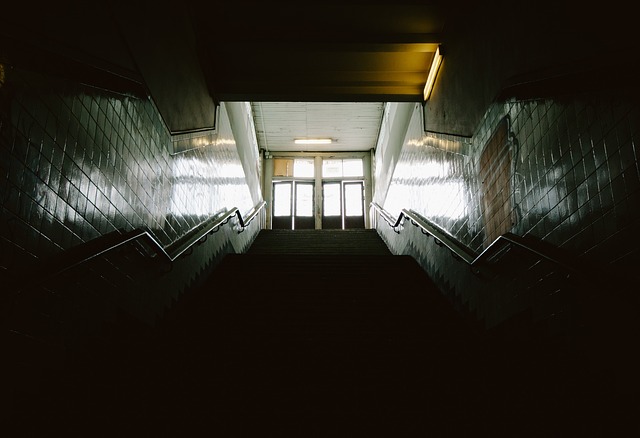 https://pixabay.com/de/treppenhaus-treppe-schritte-w%C3%A4nde-691820/