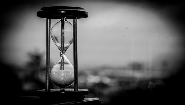 https://pixabay.com/de/zeit-uhr-sanduhr-stunde-1817725/