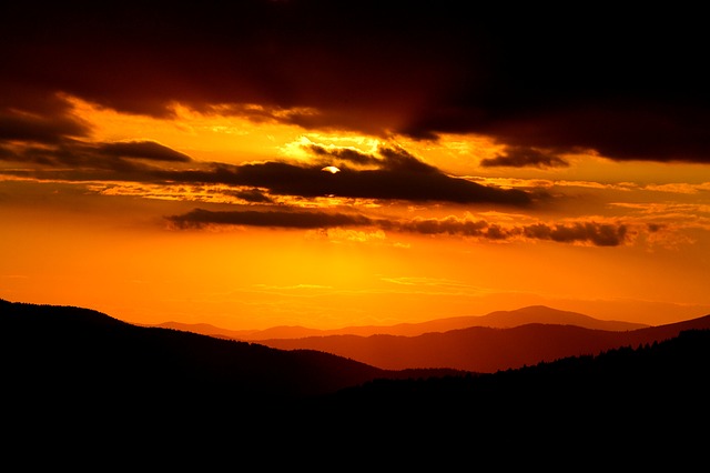 https://pixabay.com/de/sonnenuntergang-himmel-landschaft-490820/