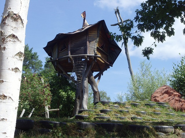 https://pixabay.com/de/baumhaus-freizeitpark-aussichtsturm-200703/