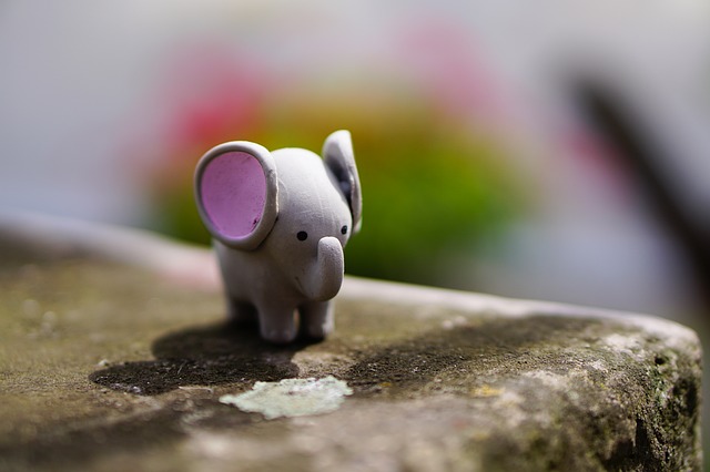 https://pixabay.com/de/elefant-spielzeug-figur-1606189/