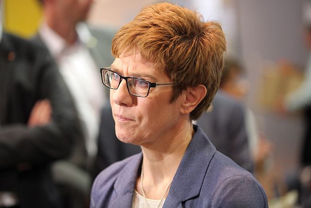 https://upload.wikimedia.org/wikipedia/commons/thumb/f/f3/2017-03-26_Annegret_Kramp-Karrenbauer_by_Sandro_Halank.jpg/640px-2017-03-26_Annegret_Kramp-Karrenbauer_by_Sandro_Halank.jpg