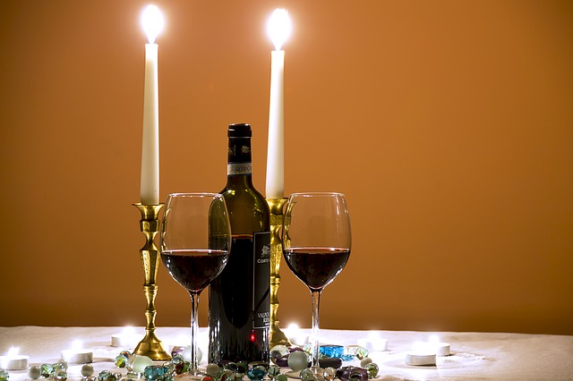 https://pixabay.com/de/wein-weingl%C3%A4ser-launisch-abend-1267577/