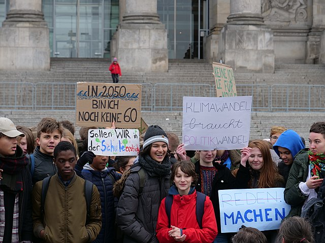 https://upload.wikimedia.org/wikipedia/commons/thumb/e/ea/%22FridaysForFuture%22_protest_Berlin_14-12-2018_20.jpg/640px-%22FridaysForFuture%22_protest_Berlin_14-12-2018_20.jpg