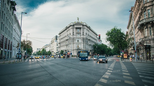 https://pixabay.com/de/stadtstra%C3%9Fe-fahrzeuge-stra%C3%9Fe-stadt-1149159/