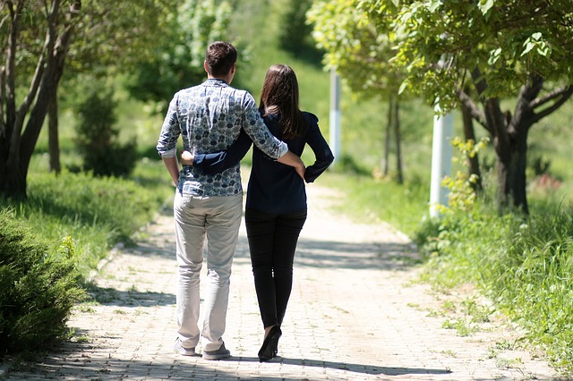 https://pixabay.com/de/paar-liebe-gehen-romantische-park-1363959/