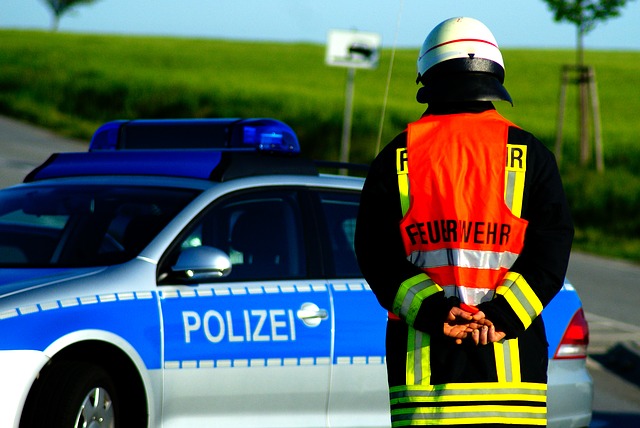 https://pixabay.com/de/feuerwehr-polizei-unfall-1857993/