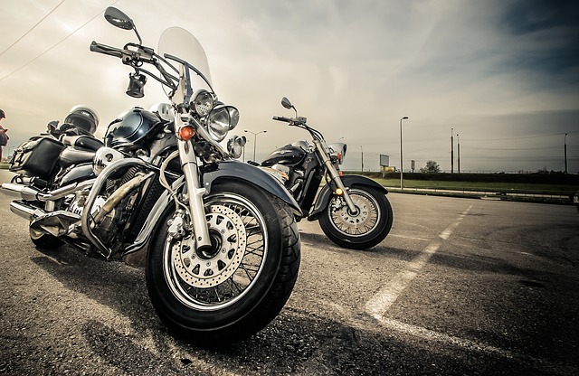https://pixabay.com/de/motorrad-fahrrad-motorr%C3%A4der-verkehr-2197863/