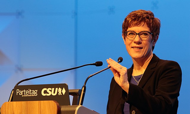 https://upload.wikimedia.org/wikipedia/commons/thumb/d/da/Annegret_Kramp-Karrenbauer.jpg/640px-Annegret_Kramp-Karrenbauer.jpg