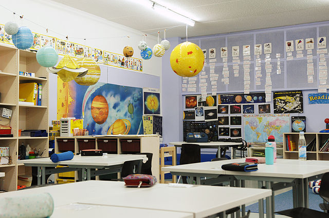 https://upload.wikimedia.org/wikipedia/commons/thumb/1/11/Klassenzimmer.jpg/640px-Klassenzimmer.jpg