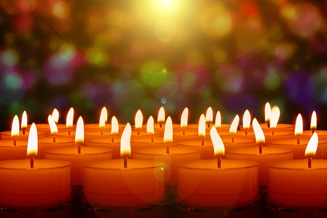 https://pixabay.com/photos/candles-candlelight-lights-evening-3629634/