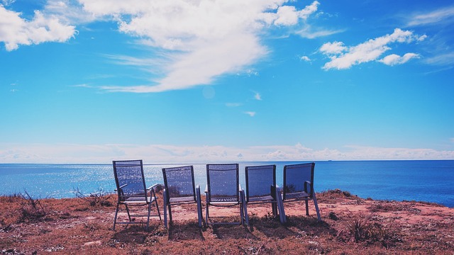 https://pixabay.com/photos/chairs-portugal-algarve-2450624/