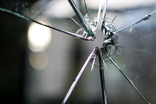 https://pixabay.com/photos/glass-broken-fragmented-hole-crack-1497227/
