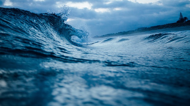 https://pixabay.com/photos/ocean-wave-water-ocean-sea-wave-1149174/