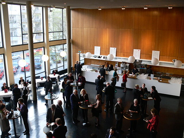https://upload.wikimedia.org/wikipedia/commons/thumb/3/35/Berlin_Deutsche_Oper_Foyer_2.jpg/640px-Berlin_Deutsche_Oper_Foyer_2.jpg