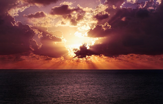 https://pixabay.com/photos/horizon-sky-sunset-ocean-water-768759/