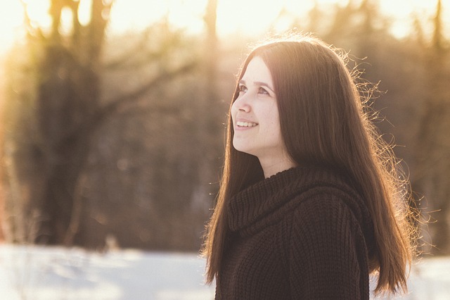 https://pixabay.com/photos/girl-portrait-winter-beauty-joy-2044514/