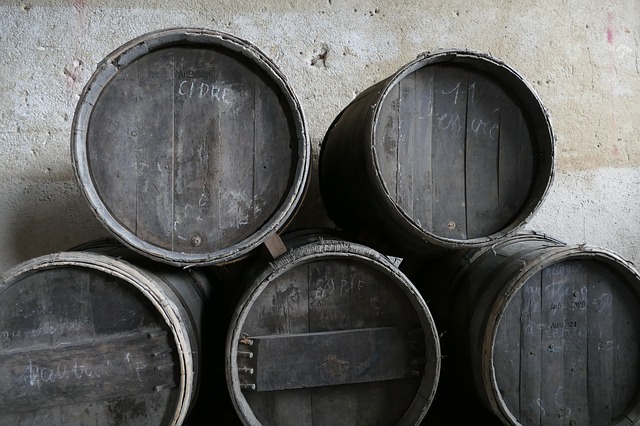 https://pixabay.com/photos/tons-barrel-wine-cider-alcohol-2655689/