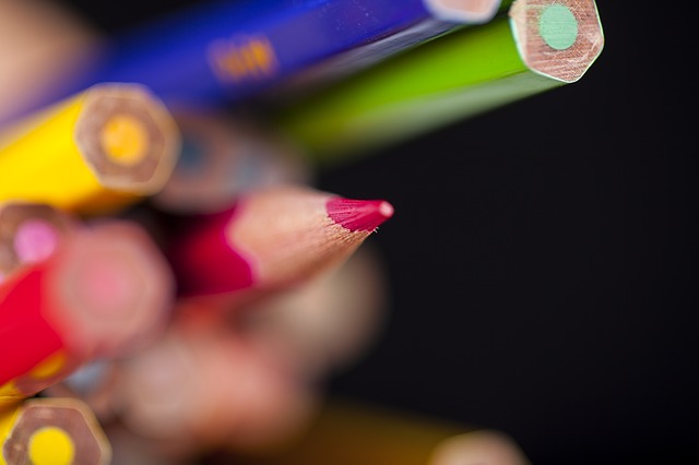 https://pixabay.com/photos/pen-color-macro-backgrounds-2373514/