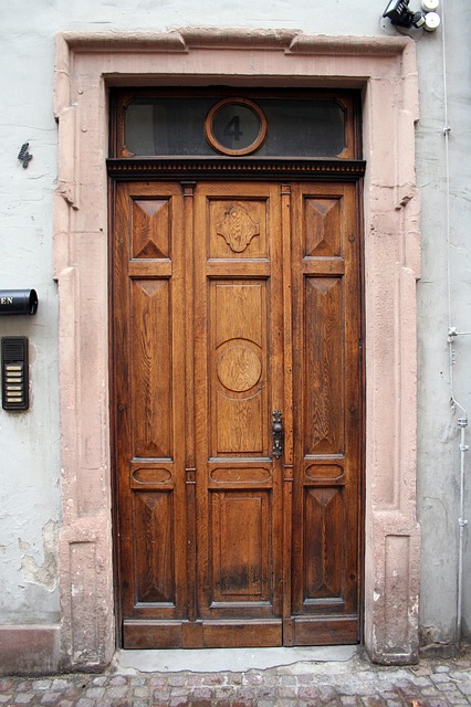 https://pixabay.com/photos/door-old-house-entrance-wood-input-614903/