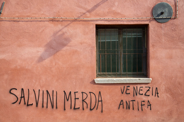 Tausende Italiener vertreiben Salvini per eindeutigem Gesang Nie wieder Faschismus, so die Lehre aus letztmaligen Regimen hierfür in Europa, mit Blick gen Südamerika oder in anderen Teilen der Welt gilt dies natürlich genauso. Und was lernt Mensch daraus? Leider nicht viel, er fällt mal wieder auf bösartige Versprechungen herein, ist offen für deren simple Phrasen der Verachtung, Rassismus kann sich ungestört erneut ausbreiten. Europaweit kann man das Aufleben eines neuen Rechtsextremismus beobachten, der bereits ziemlich selbstverständlich in demokratischen Parlamenten Platz nehmen darf, so wie es auch mit Salvini in Italien geschah. Nach dessen Abwahl faßten viele Italiener wieder mehr Mut, sich öffentlich zu präsentieren, Tausende singen „Bella Ciao“ gegen Salvini-Auftritt. Mit dem Widerstand muß auch die Politik selbst vehementer reagieren Verpaßt sie diesen notwendigen Schritt, werden jene rechtsradikalen Schergen sämtliche Register ziehen, um ihre einmal wiedergewonnene Macht auszubauen. Das ist so sicher wie das Amen in der Kirche, sollte uns eigentlich die Geschichte lehren, Beispiele gibt es zu genüge. Dementsprechend läuft es somit auf ein Verbot extremistischer Parteien hinaus, die Demokratie darf eben nicht länger einfach wegschauen. Damit wird es leider nicht getan sein. Haben vor allem die Parteien der sogenannten Mitte wirklich den Mut, jenen Schritt nachzuvollziehen? Mit Blick zur CDU mag man dies durchaus bezweifeln, wie wir bereits in Thüringen beobachten durften. Mit Zivilcourage allein wird es nicht getan sein Somit gilt es, jene schweigenden, eher stillhaltenden Teile in der Bevölkerung zu überzeugen, ihr eigenes Verhalten zu überdenken, darunter all die Nichtwähler, die sich enttäuscht von der Parteipolitik abgewandt haben. Das erreicht man am besten durch gezielte Bildung, aber auch damit, soziale Mißstände zu beseitigen. Davon ist allerdings die jetzige Bundesregierung ziemlich weit entfernt, etliche Gesetze und Beschlüsse verdeutlichen das eben nicht. Andererseits hofiert man lieber Konzerne, den Überreichtum, kürzt den Sozialhaushalt, um gleichzeitig z.B. die Militärausgaben erheblich zu erhöhen. Keine guten Signale, die letztlich eher Mißtrauen schaffen. Derartiges Versagen verantwortlicher Politik nützt am Ende jener rechtsradikalen Klientel, die mit simplen Mitteln besonders all jene „Abgehängten und Alleingelassenen“ zu umgarnen versucht, obwohl gerade die Neue Rechte einmal an die Macht gekommen, im Anschluß mit Arbeitszwang, dem jähen Ende lang errungener Freiheiten aufwarten wird. Folglich ein Trugschluß sondergleichen, wer denen auf den Leim geht. Grund genug, erst recht das Bella Ciao zu verinnerlichen. Lotar Martin Kamm Kategorie: Proteste und Widerstände