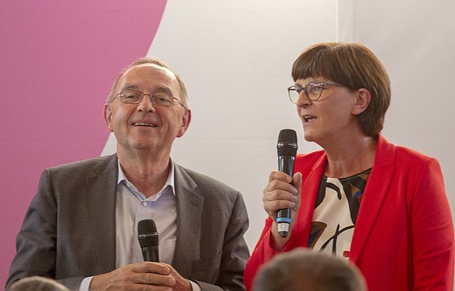 https://upload.wikimedia.org/wikipedia/commons/thumb/1/17/2019-09-10_SPD_Regionalkonferenz_Team_Esken_Walter-Borjans_by_OlafKosinsky_MG_2394.jpg/640px-2019-09-10_SPD_Regionalkonferenz_Team_Esken_Walter-Borjans_by_OlafKosinsky_MG_2394.jpg