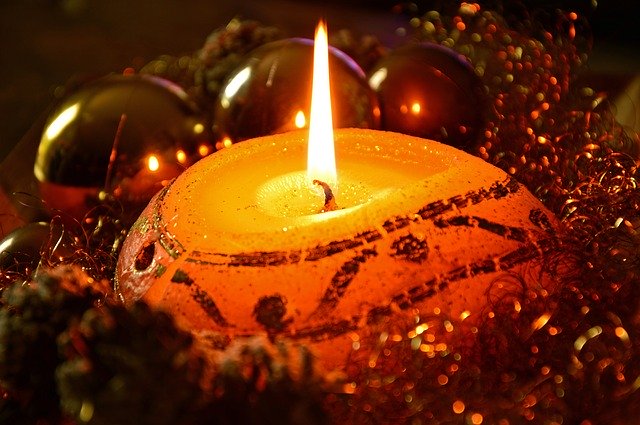 https://pixabay.com/photos/candle-candlelight-light-flame-3837577/